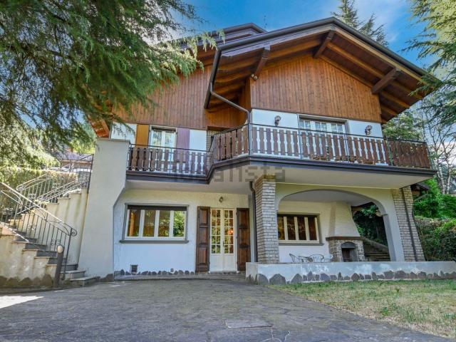 Case e ville in vendita di 330 m² in Via Larici