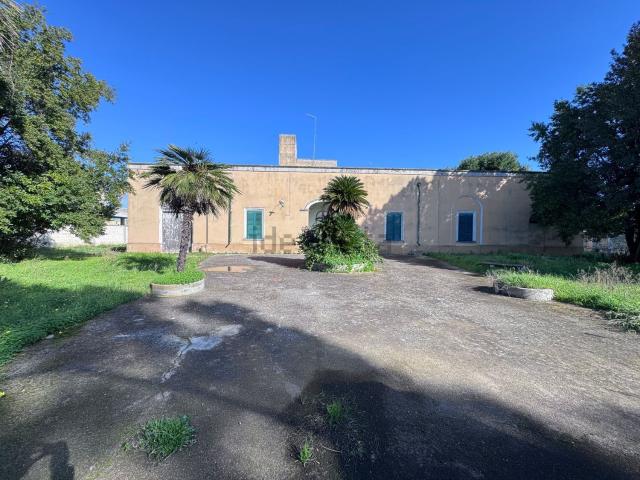 Case e ville in vendita di 330 m² in Via Lecce, 177