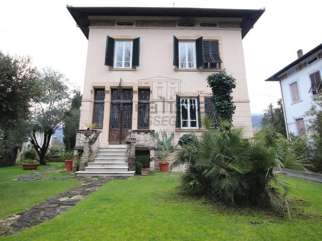 Case e ville in vendita di 330 m² in Via Ludovica, 56