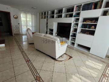 Case e ville in vendita di 330 m² in Via Luigi Cadorna, 8