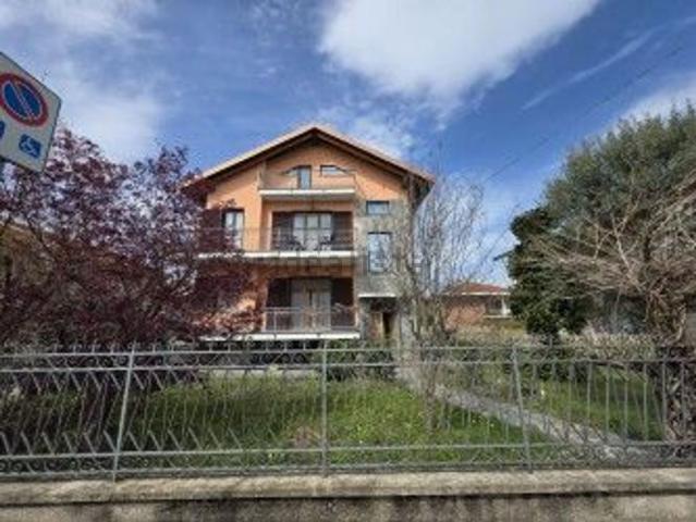 Case e ville in vendita di 330 m² in Via Monginevro
