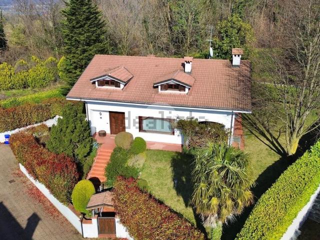 Case e ville in vendita di 330 m² in Via Monte Cuneo, 36