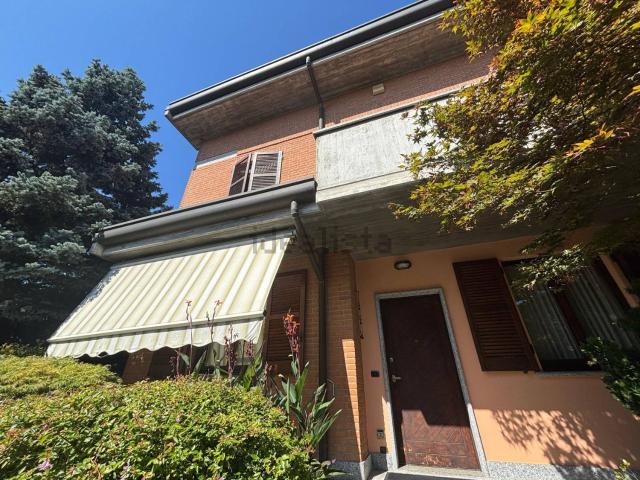 Case e ville in vendita di 330 m² in Via Monte Rosa, 31
