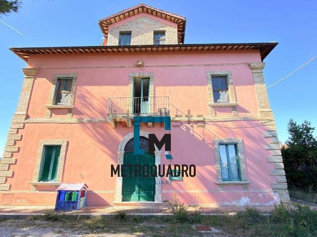 Case e ville in vendita di 330 m² in Via Monticelli
