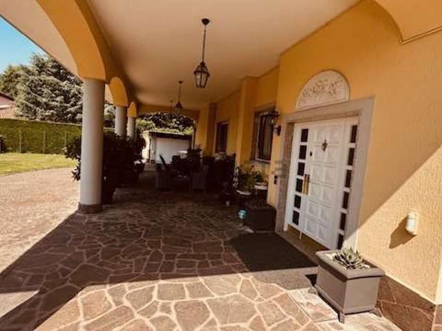 Villetta bifamiliare in vendita di 330 m²