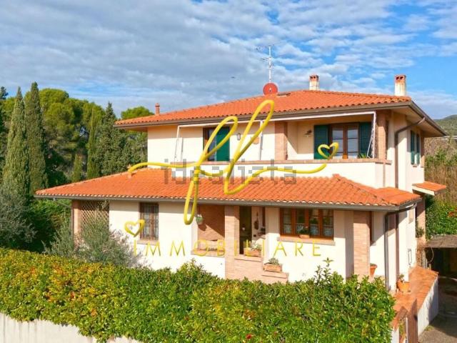 Case e ville in vendita di 330 m² in Via Mare Adriatico, 66