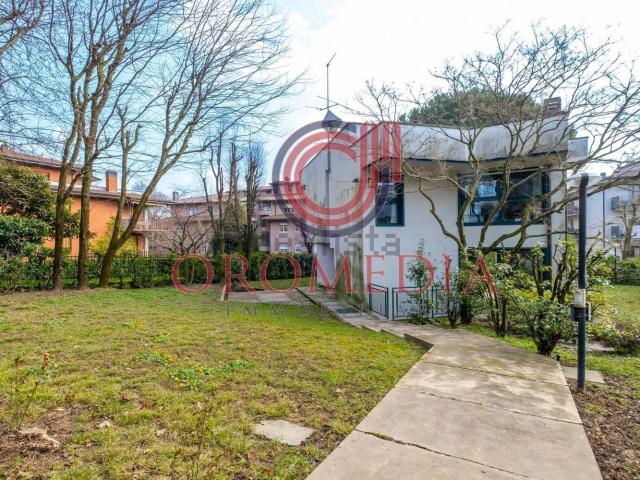 Case e ville in vendita di 330 m² in Via Maresana