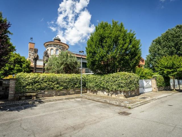 Case e ville in vendita di 330 m² in Via Marsilio da Carrara, 13