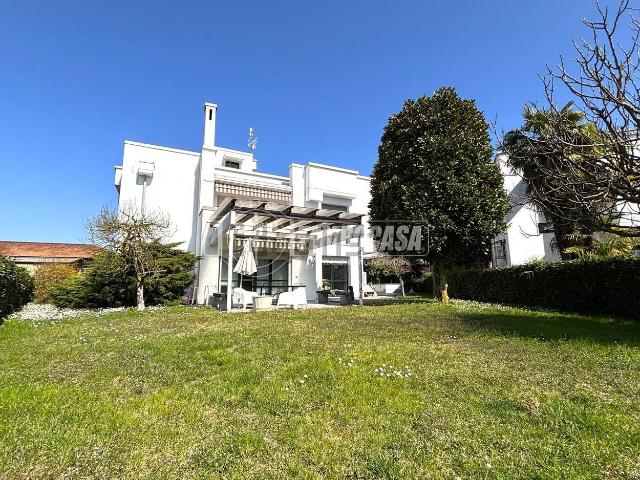 Case e ville in vendita di 330 m² in Via Martiri d&apos Italia