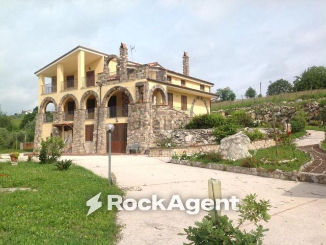 Case e ville in vendita di 330 m² in Via Mascioni, 23