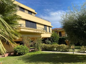 Case e ville in vendita di 330 m² in Via San Quasimodo