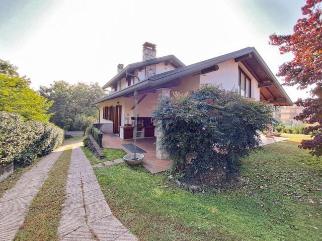 Case e ville in vendita di 330 m² in Via Padre Zocchi