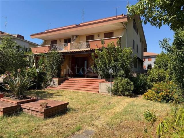 Case e ville in vendita di 330 m² in Via Parco Cristallo