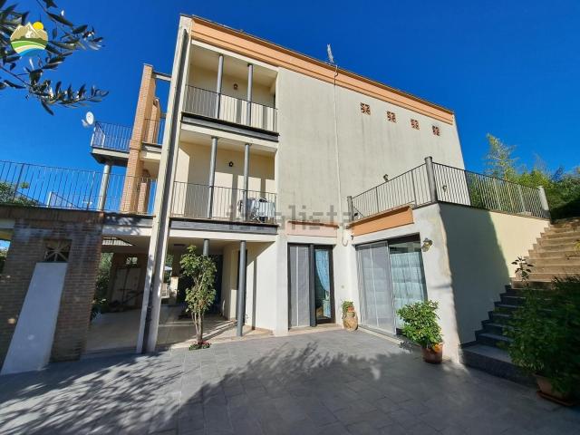 Case e ville in vendita di 330 m² in Via proserpina