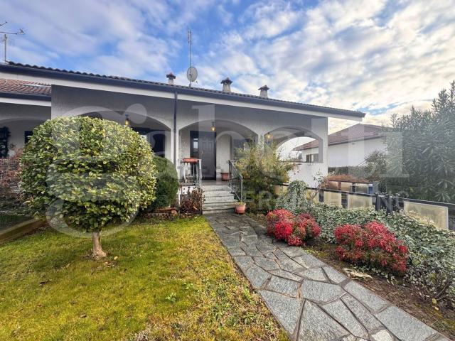 Case e ville in vendita di 330 m² in Via Rocciavrè, 5