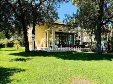 Case e ville in vendita di 330 m² in Via Trieste