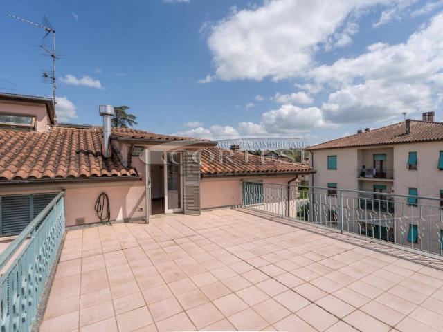 Case e ville in vendita di 330 m² in Viale V. E. Orlando, 7