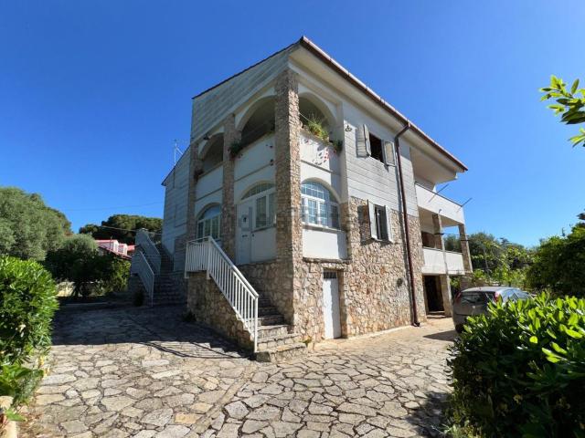Case e ville in vendita di 330 m² in Viale Cavour, 9