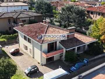 Case e ville in vendita di 330 m² in Viale Croce Rossa