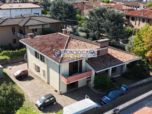 Case e ville in vendita di 330 m² in Viale Croce Rossa