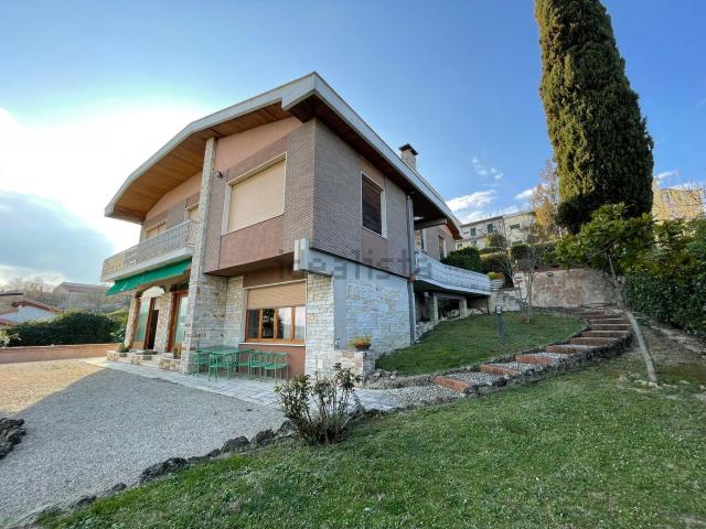 Case e ville in vendita di 330 m² in Viale dell&apos Annunziata, 14
