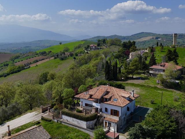 Case e ville in vendita di 330 m² in Contrada Tesino, 194