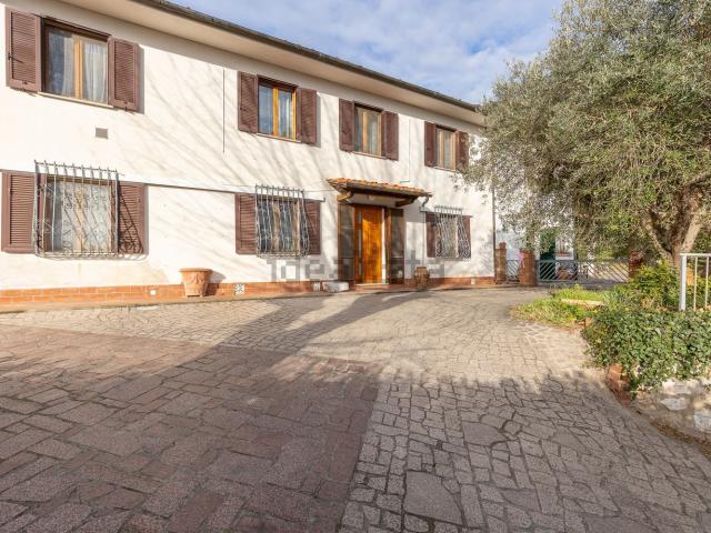 Case e ville in vendita di 330 m² in Via A. De Gasperi, 11