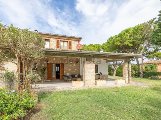 Case e ville in vendita di 330 m² in Strada di San Germano, 52