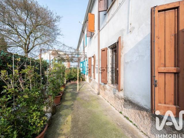 Case e ville in vendita di 330 m² in Strada Mantova