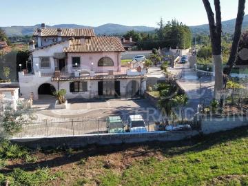 Case e ville in vendita di 331 m² in Via Botticelli