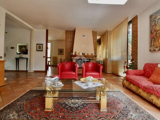 Case e ville in vendita di 331 m² in Via Monte Grappa, 12