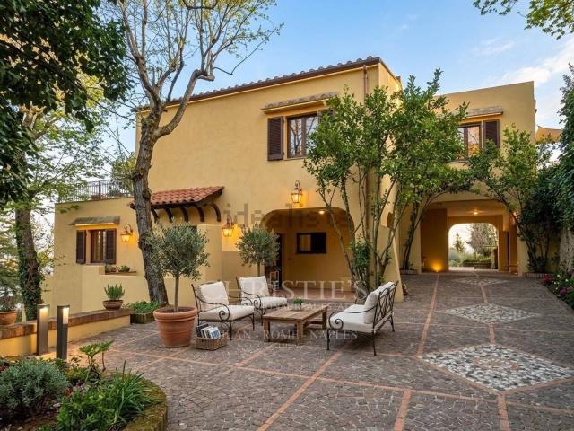 Case e ville in vendita di 332 m² in Via Le Tore