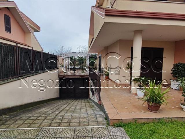 Case e ville in vendita di 332 m² in Via Salzano