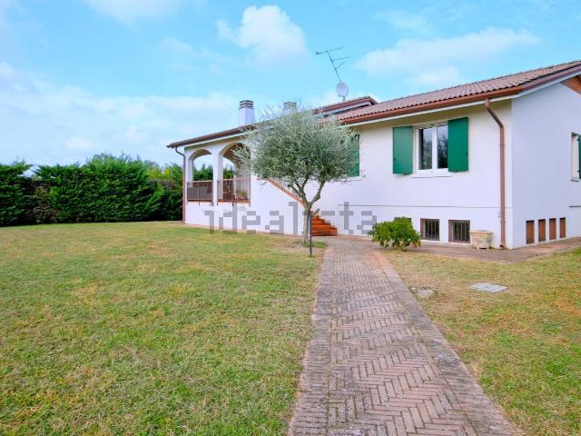 Case e ville in vendita di 332 m² in Via Scaiole, 164