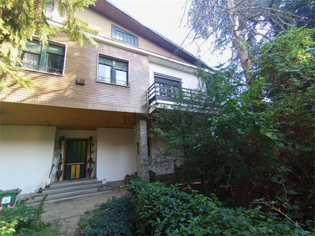 Case e ville in vendita di 332 m² in Via Q. Sella