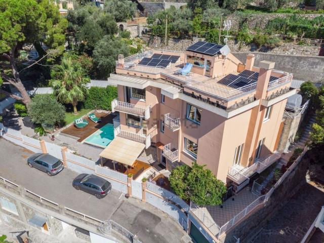 Case e ville in vendita di 332 m² in Viale Colle Fiorito, 34