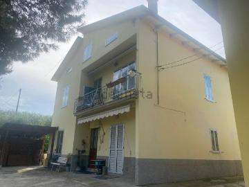 Case e ville in vendita di 332 m² in Strada Per Montecchio, 23