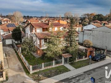 Case e ville in vendita di 333 m² in Via F. Cavallotti, 221