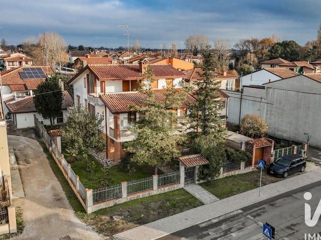 Case e ville in vendita di 333 m² in Via F. Cavallotti, 221