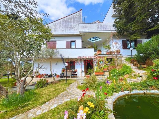 Case e ville in vendita di 334 m² in Via dei Gelsomini