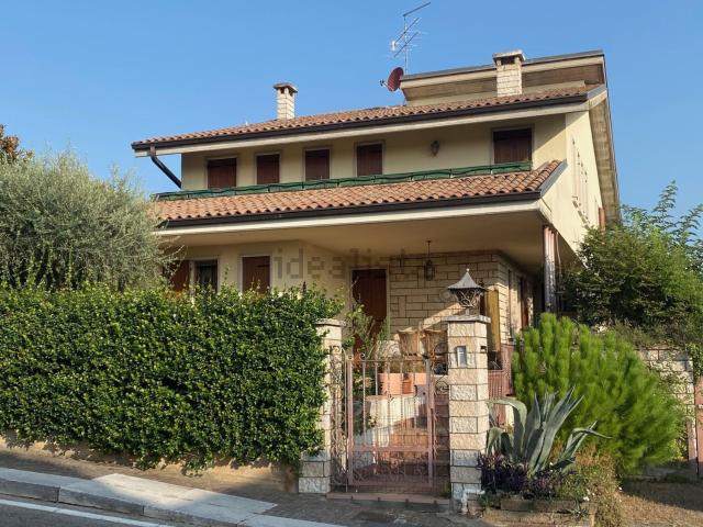 Case e ville in vendita di 335 m² in Via Celà, 33