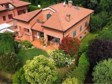 Case e ville in vendita di 335 m² in Via Guido Minarini, 11
