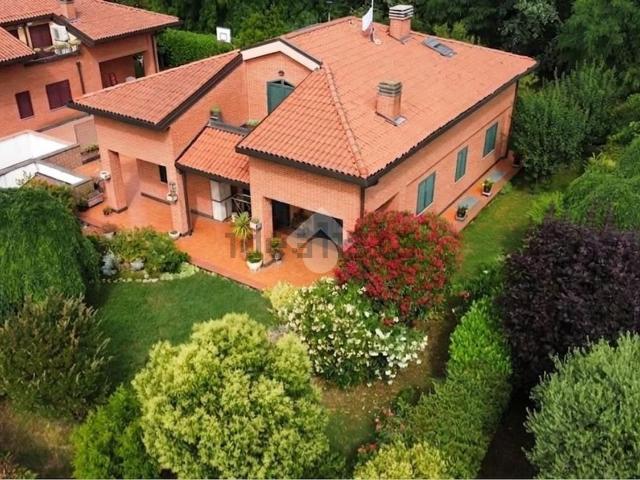 Case e ville in vendita di 335 m² in Via Guido Minarini, 11