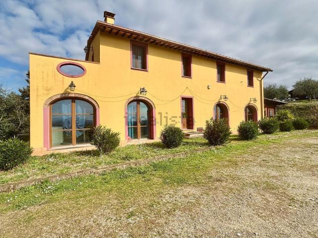 Case e ville in vendita di 335 m² in Via Italia