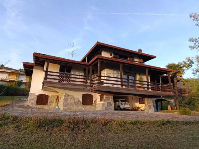 Case e ville in vendita di 336 m² in Via degli Alpini, 1