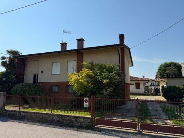 Case e ville in vendita di 336 m² in Via Giuseppe Verdi