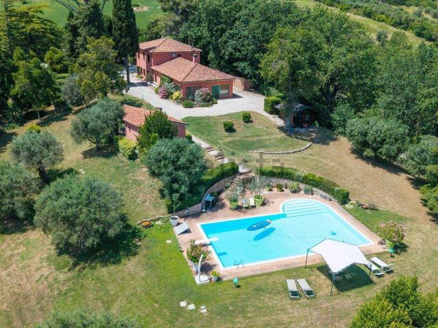 Case e ville in vendita di 336 m² in Via Madonna del Piano