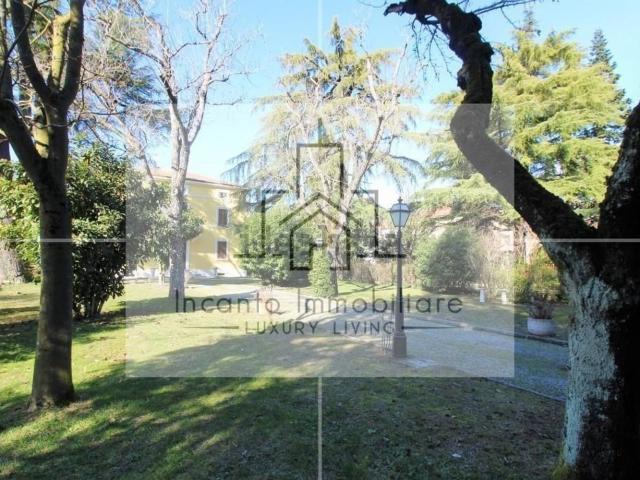 Case e ville in vendita di 337 m² in Via Calestano, 126