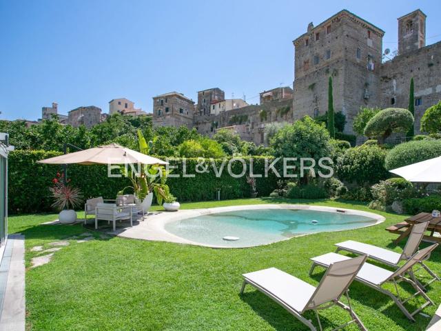 Case e ville in vendita di 337 m² in Via Anxur