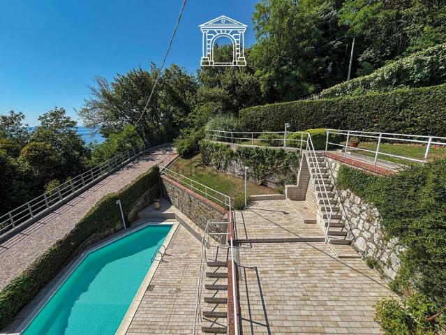Case e ville in vendita di 337 m² in Strada Costiera